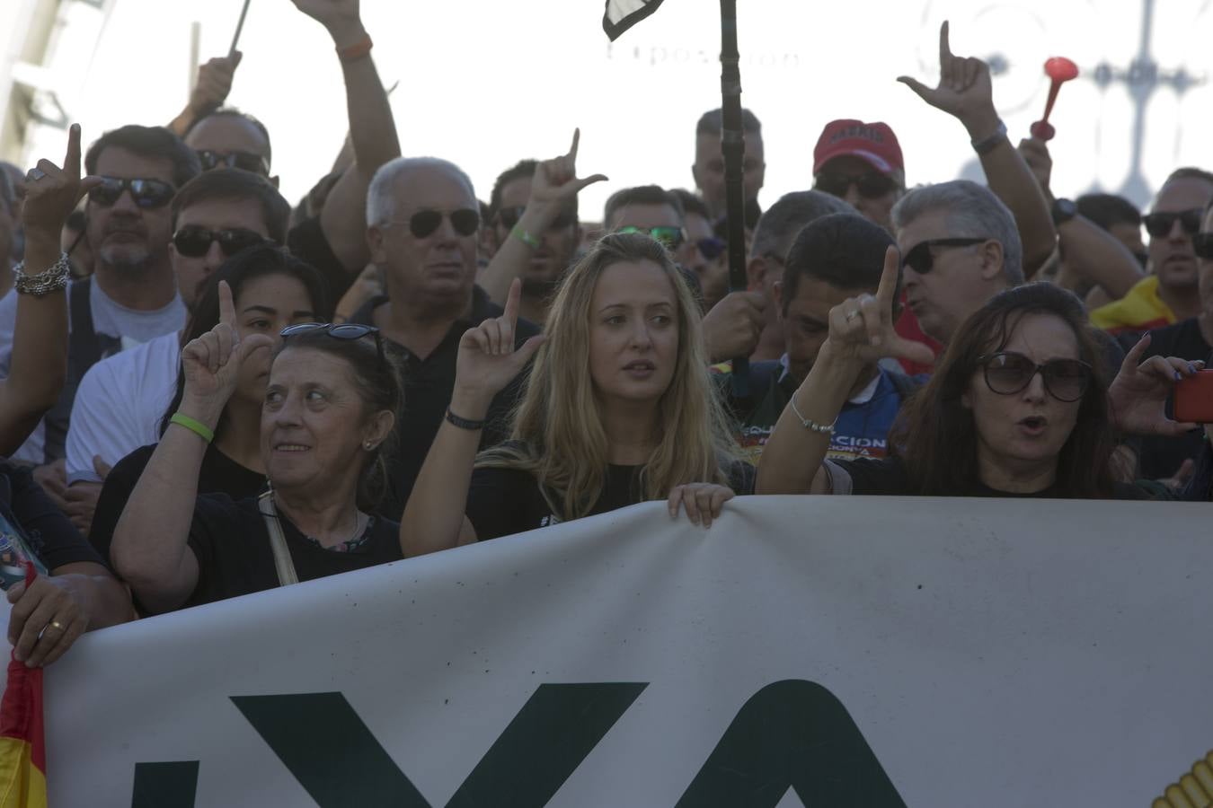 Fotos: Policías y guardias civiles se manifiestan ante la sede del PSOE en Cádiz