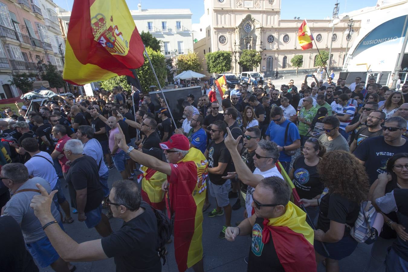 Fotos: Policías y guardias civiles se manifiestan ante la sede del PSOE en Cádiz