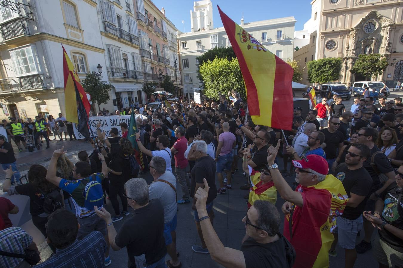 Fotos: Policías y guardias civiles se manifiestan ante la sede del PSOE en Cádiz