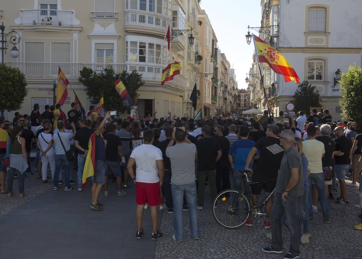 Fotos: Policías y guardias civiles se manifiestan ante la sede del PSOE en Cádiz