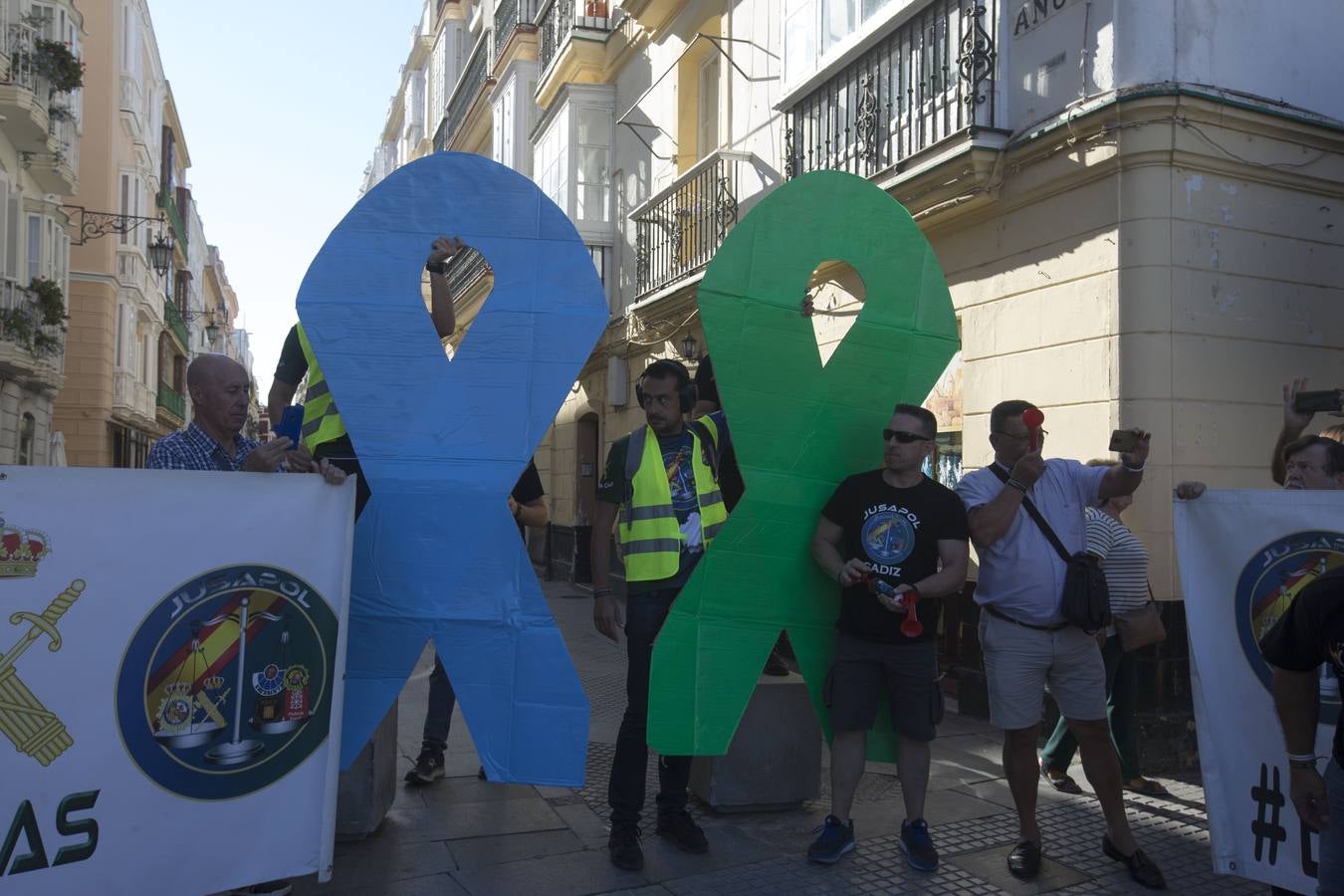 Fotos: Policías y guardias civiles se manifiestan ante la sede del PSOE en Cádiz