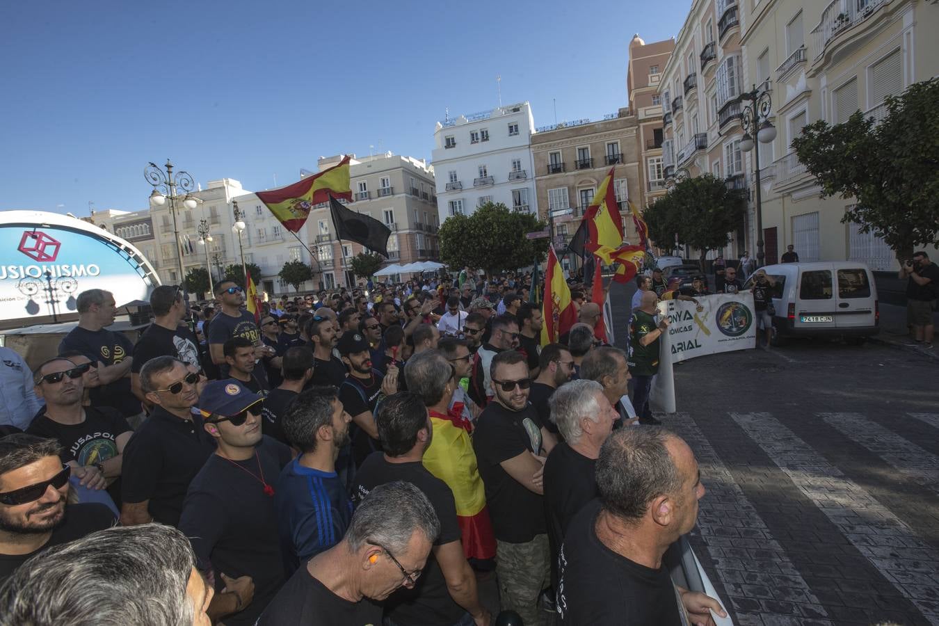 Fotos: Policías y guardias civiles se manifiestan ante la sede del PSOE en Cádiz