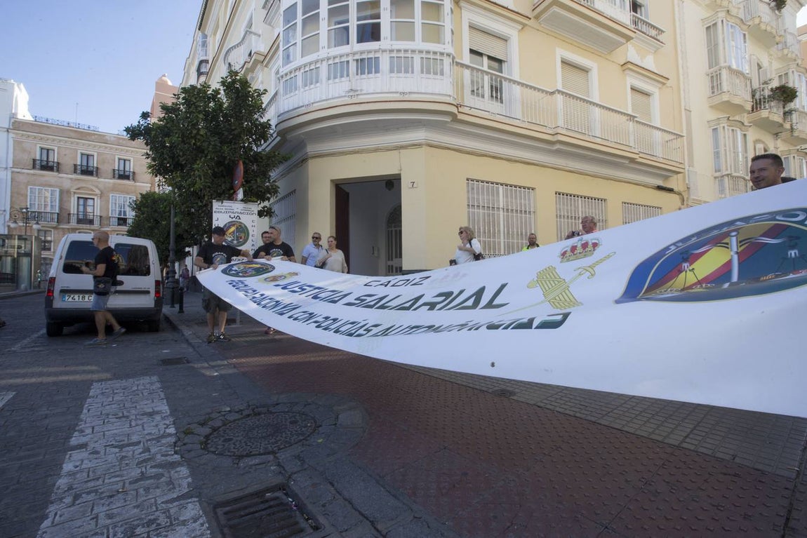 Fotos: Policías y guardias civiles se manifiestan ante la sede del PSOE en Cádiz