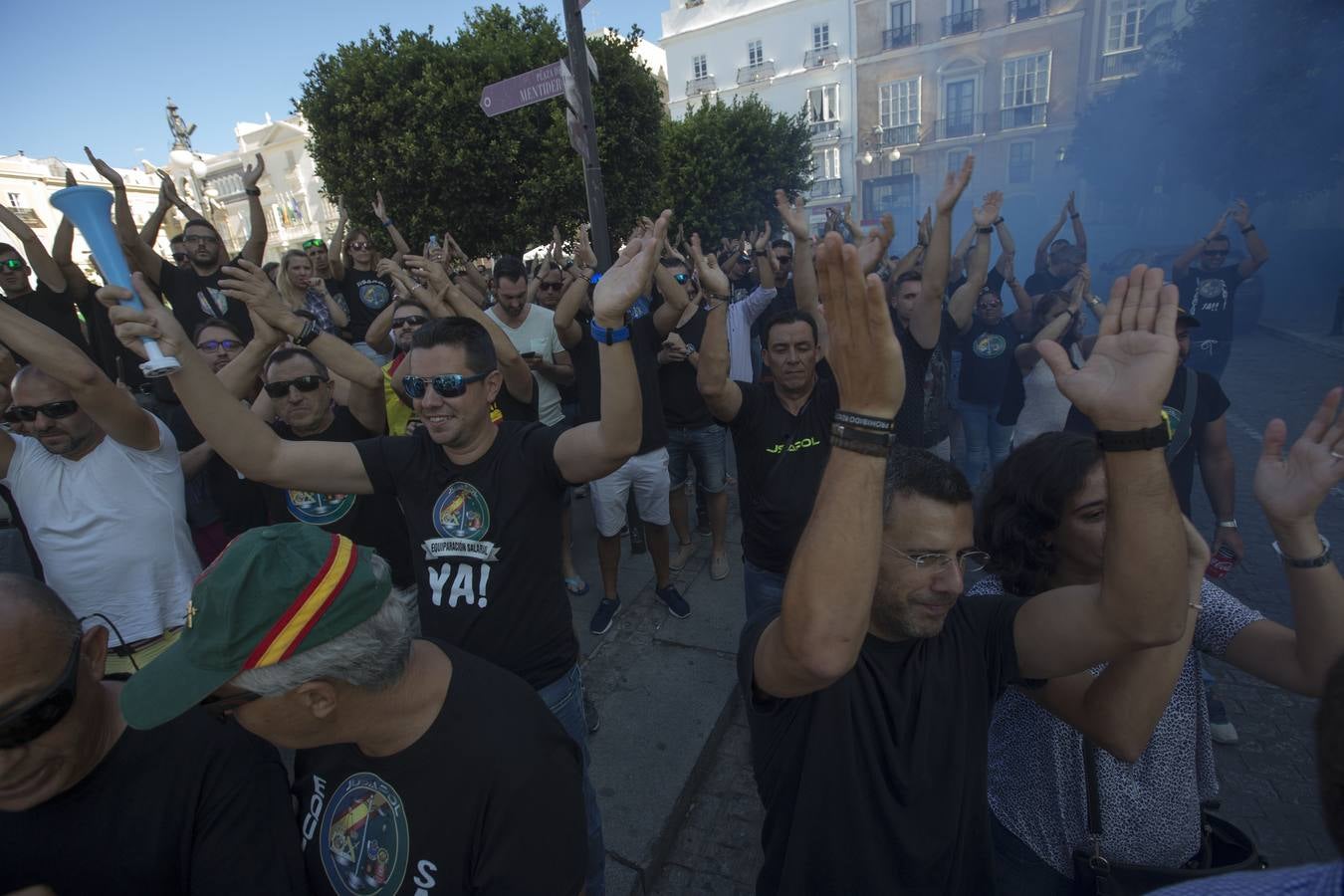 Fotos: Policías y guardias civiles se manifiestan ante la sede del PSOE en Cádiz