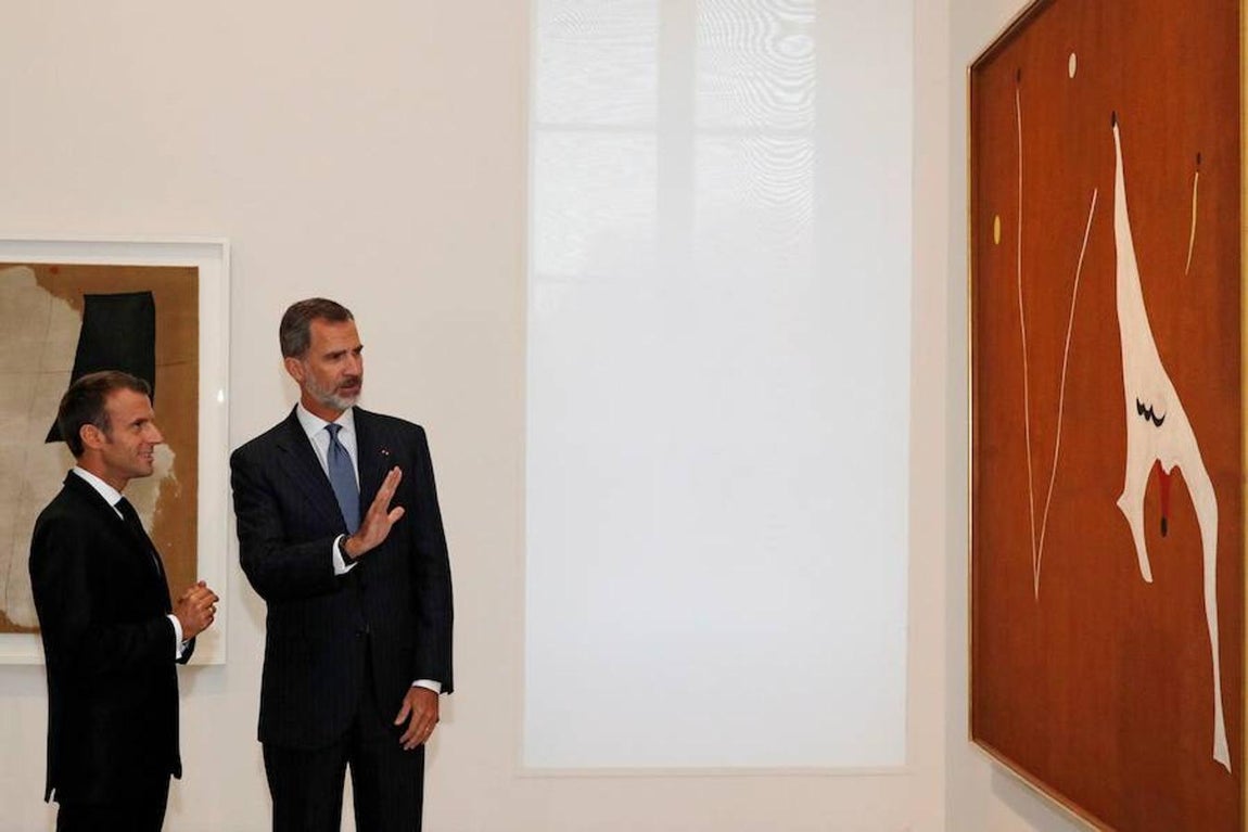 Miró fue un creador que soñaba despierto, efectivamente, «infiel» a todas las escuelas, a todos los movimientos, consagrado a hacer realidad sus sueños íntimos, que la retrospectiva del Grand Palais divide en una quincena de «estaciones». 