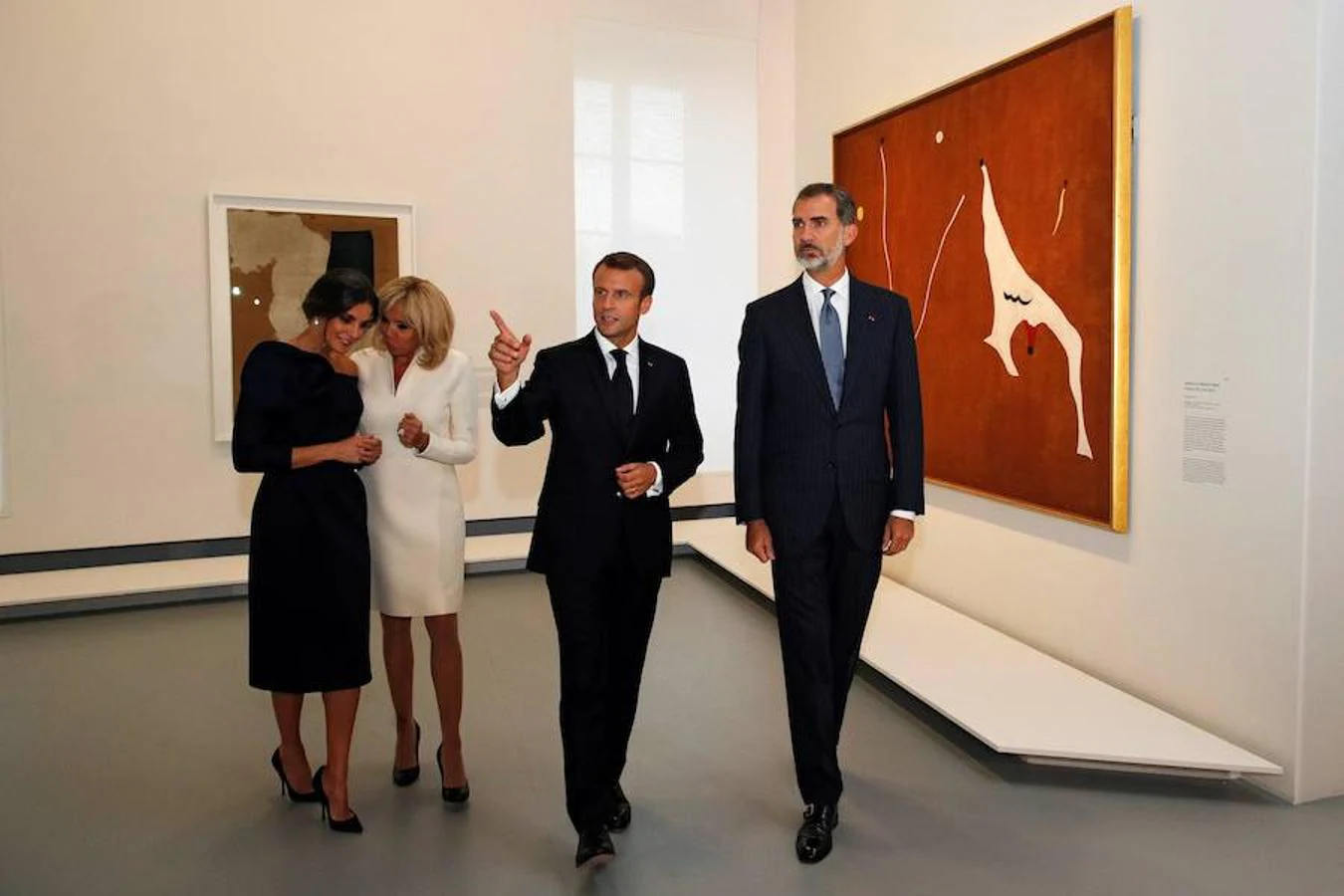 Es la primera ocasión en la que los dos matrimonios coinciden, puesto que Macron estuvo en Madrid el pasado 26 de julio, pero sin su esposa, por lo que la reina Letizia no asistió a la cena que Felipe VI ofreció al mandatario francés en el Palacio Real.. 