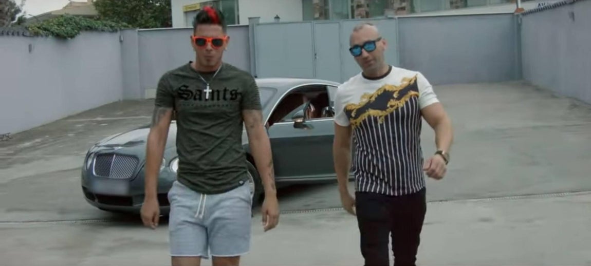 El narco Francisco Tejón, durante un instante del videoclip de la canción «Candela», del grupo de electrolatino «Clase-A»