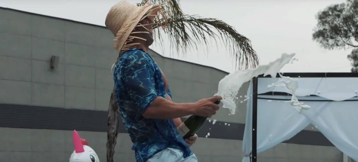 El narco Francisco Tejón, durante un instante del videoclip de la canción «Candela», del grupo de electrolatino «Clase-A»