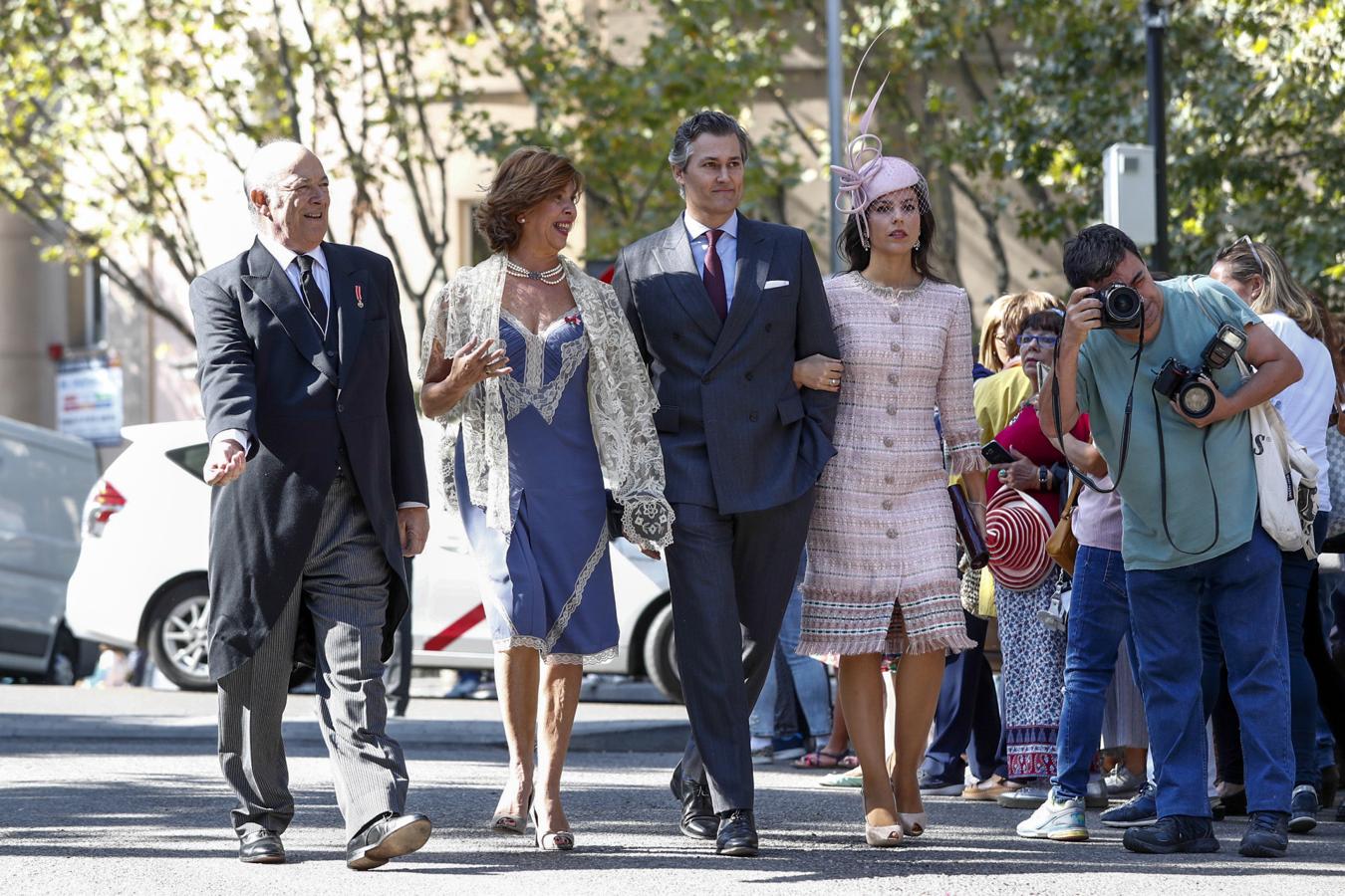 La ceremonia la ha oficiado el sacerdote que fue confesor de Cayetana de Alba, Ignacio Jiménez Sánchez-Dalp. Los novios se han dado el «sí, quiero» en la capilla del Palacio de Liria, decorada con obras del pintor Josep María Sert.. 