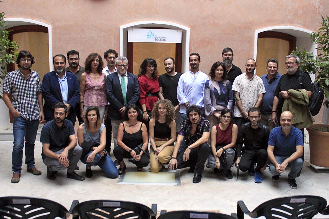 El consejero de Educación y Cultura, Angel Felpeto, con los artistas que participan en la exposición. 