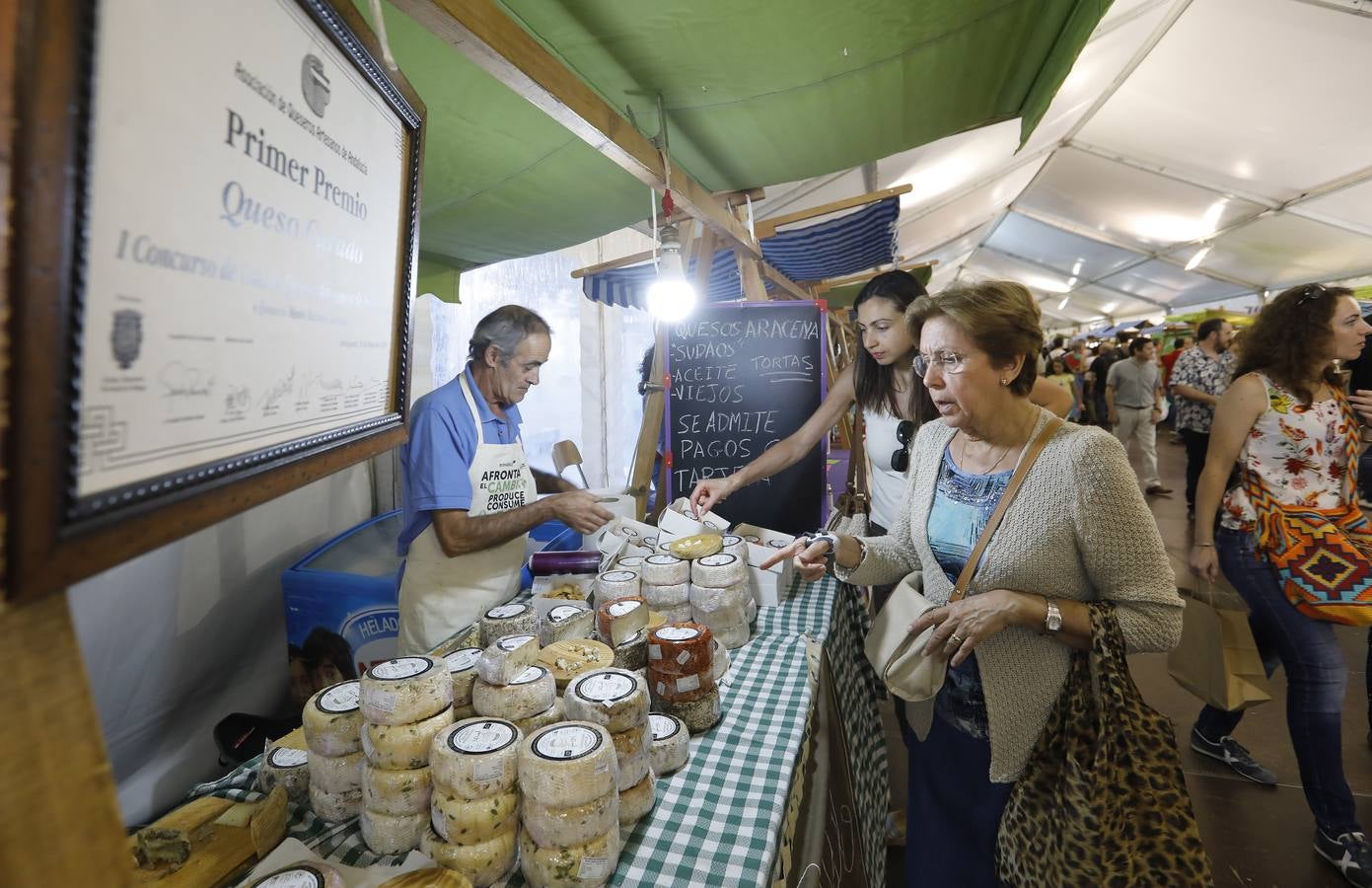 El populoso ambiente del Ecomercado de Córdoba, en imágenes