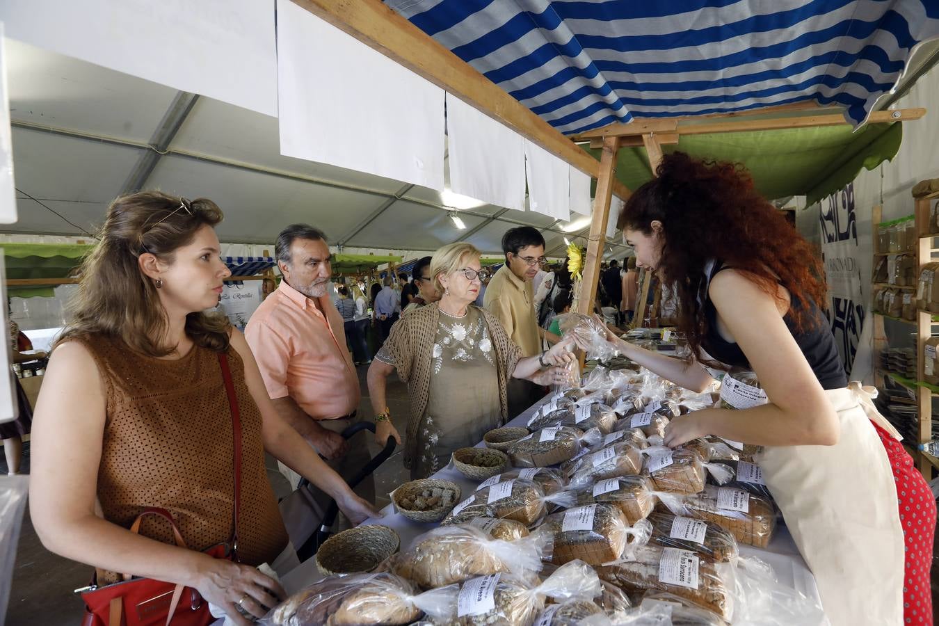 El populoso ambiente del Ecomercado de Córdoba, en imágenes