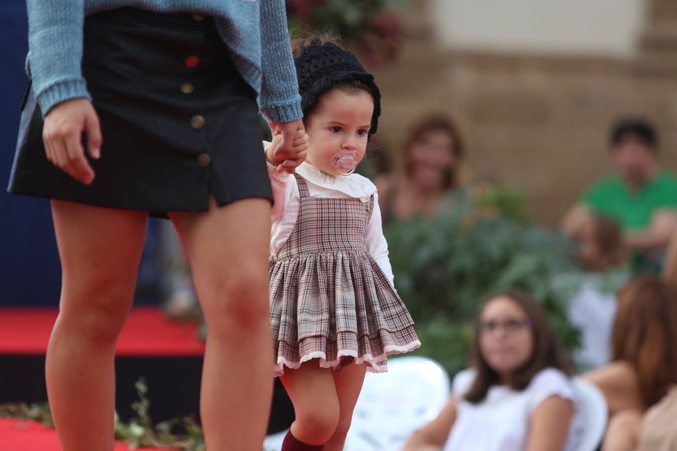 Fotos: Pasarela de moda en la Plaza de la Catedral de Cádiz