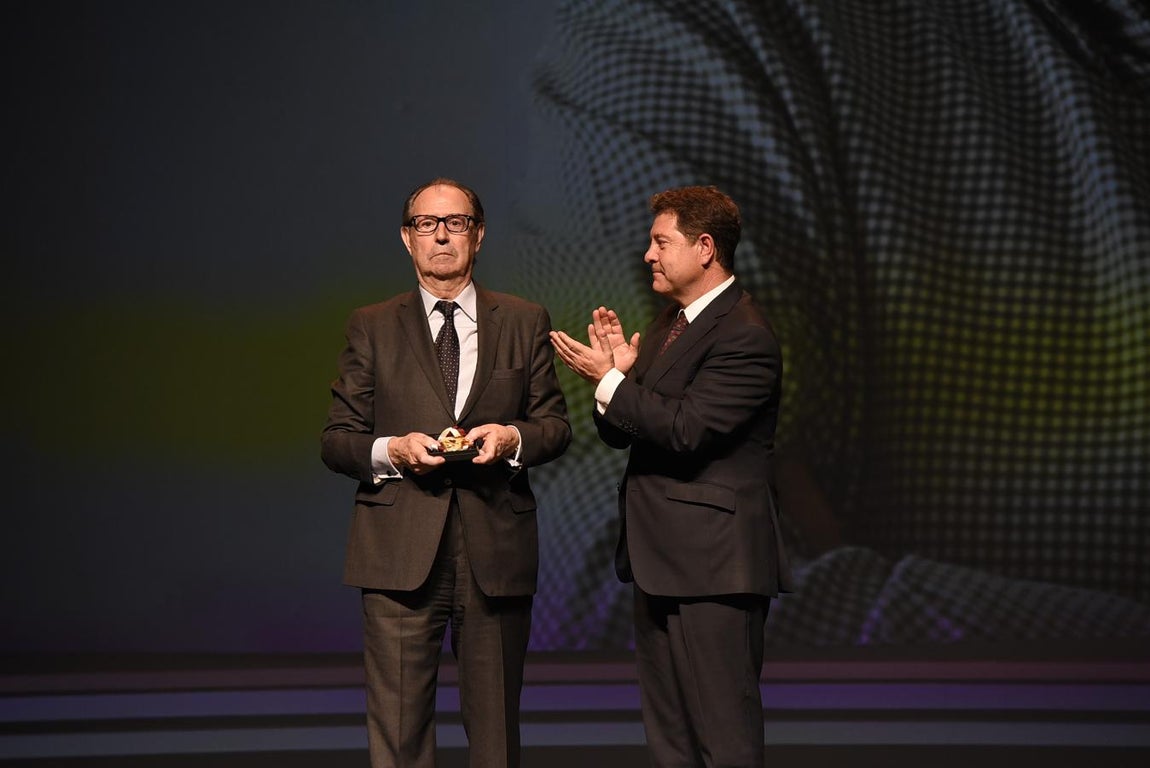 Emiliano García-Pag con el pintor, escultor y grabador toledano Rafael Canogar, que ha recibido la Medalla al Mérito Cultural Extraordinario de Castilla-La Mancha. 