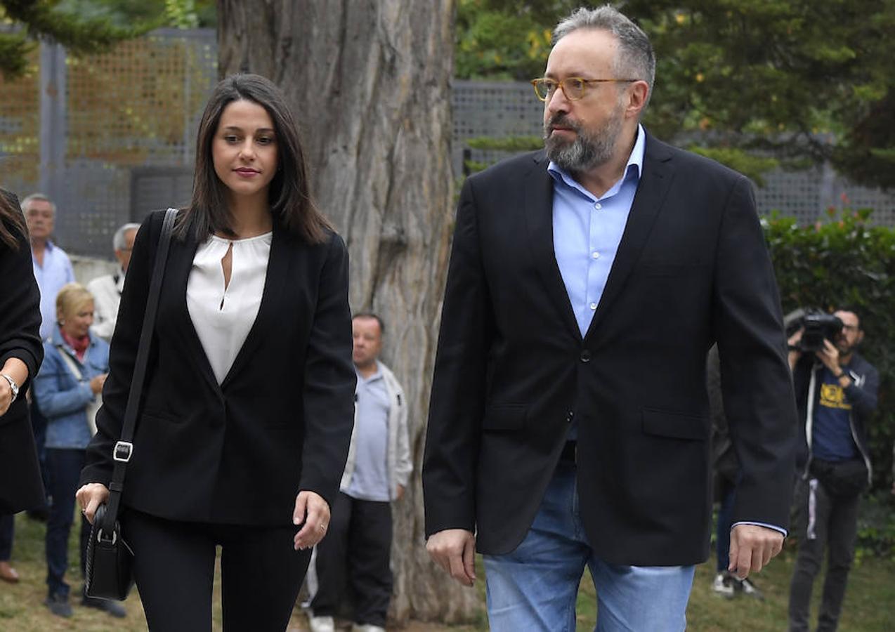 Inés Arrimadas y Juan Carlos Girauta, de Ciudadanos, acuden al funeral de la soprano. 