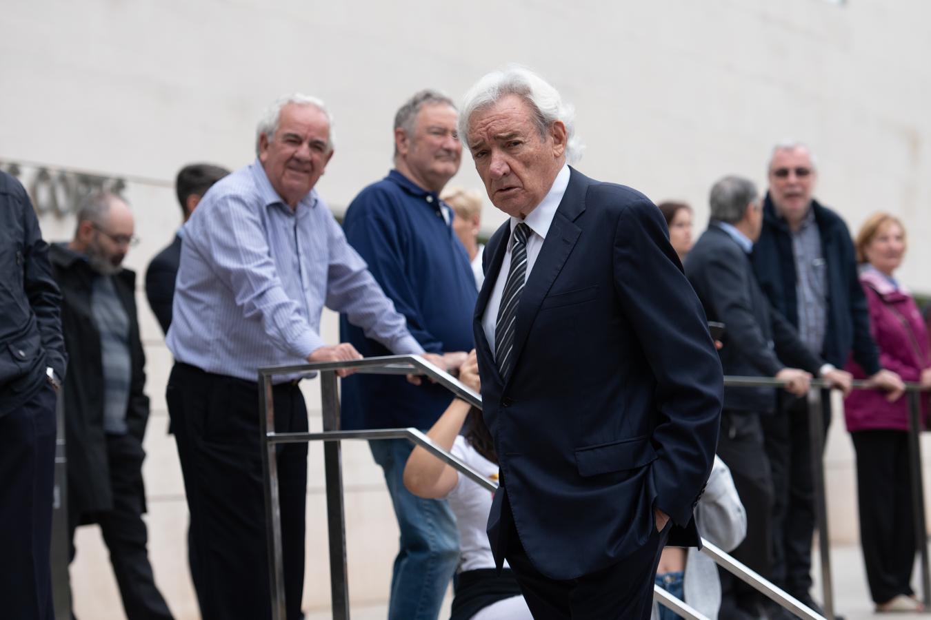 El periodista Luis del Olmo llega al funeral de la soprano Montserrat Caballé. 