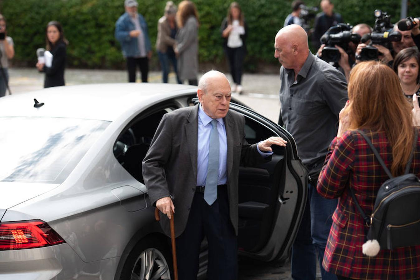 El expresidente de la Generalitat Jordi Pujol, a su llegada al tanatorio barcelonés de Les Corts. 