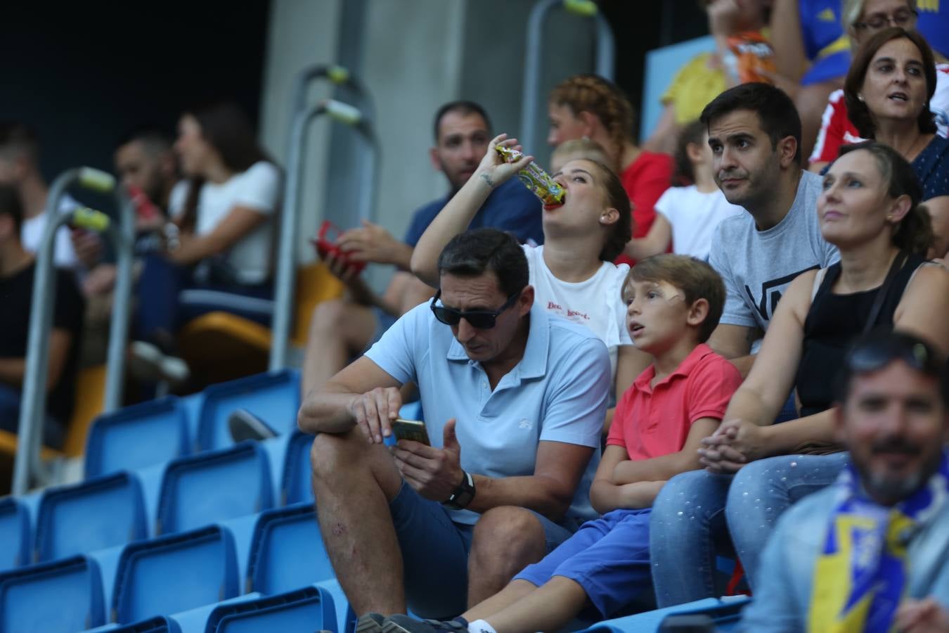 Fotos: Búscate en la galería del CádizCF - Nàstic