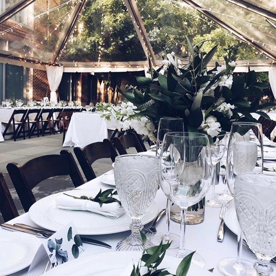 Patio. Además de disparatadas fiestas, en The Liberty se celebran las bodas, bautizos, y comuniones más elegantes. En la imagen, un evento celebrado en el patio de la cárcel