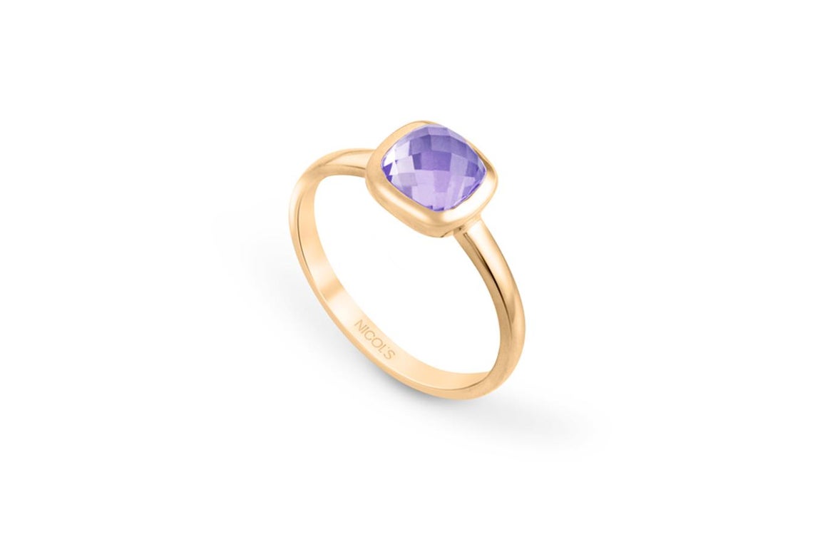 Anillo en oro rosa con amatista facetada. Anillo en oro rosa y con piedra central una amatistas facetada. PVP: 660 €