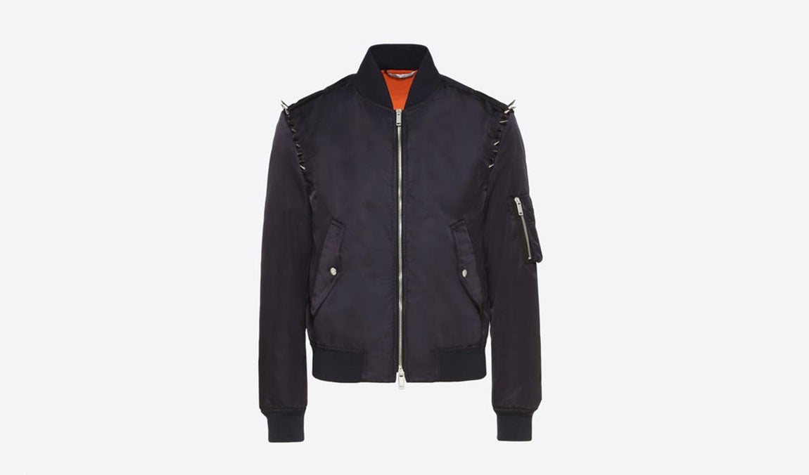 Bomber. Cazadora bomber de nailon con tachuelas de estilo punk en los hombros. (Precio: 1.390€)