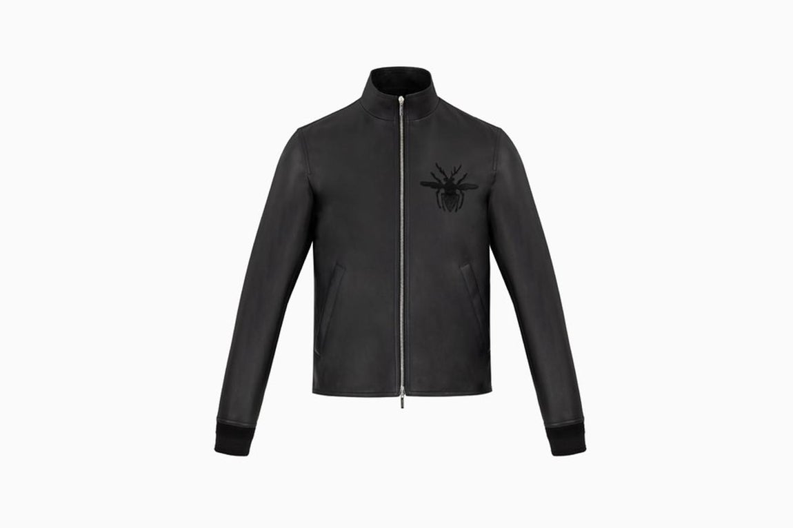 De piel. Cazadora de piel de cordero con bordado de abeja. (Precio: 2.700€)