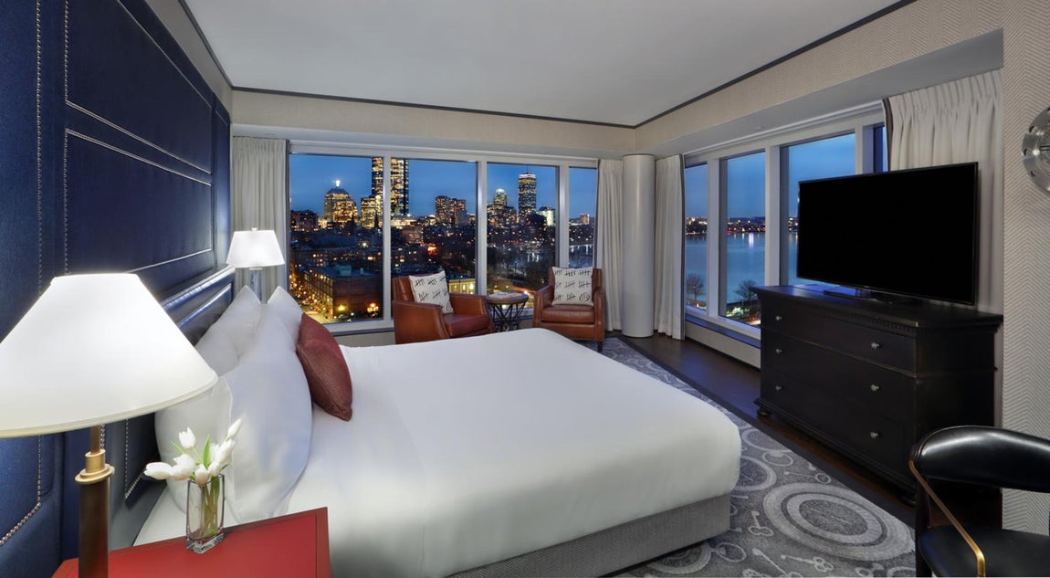 Suites. Cada una de las 300 suites de lujo del hotel presumen de ofrecer a los huéspedes las mejores vistas de Boston