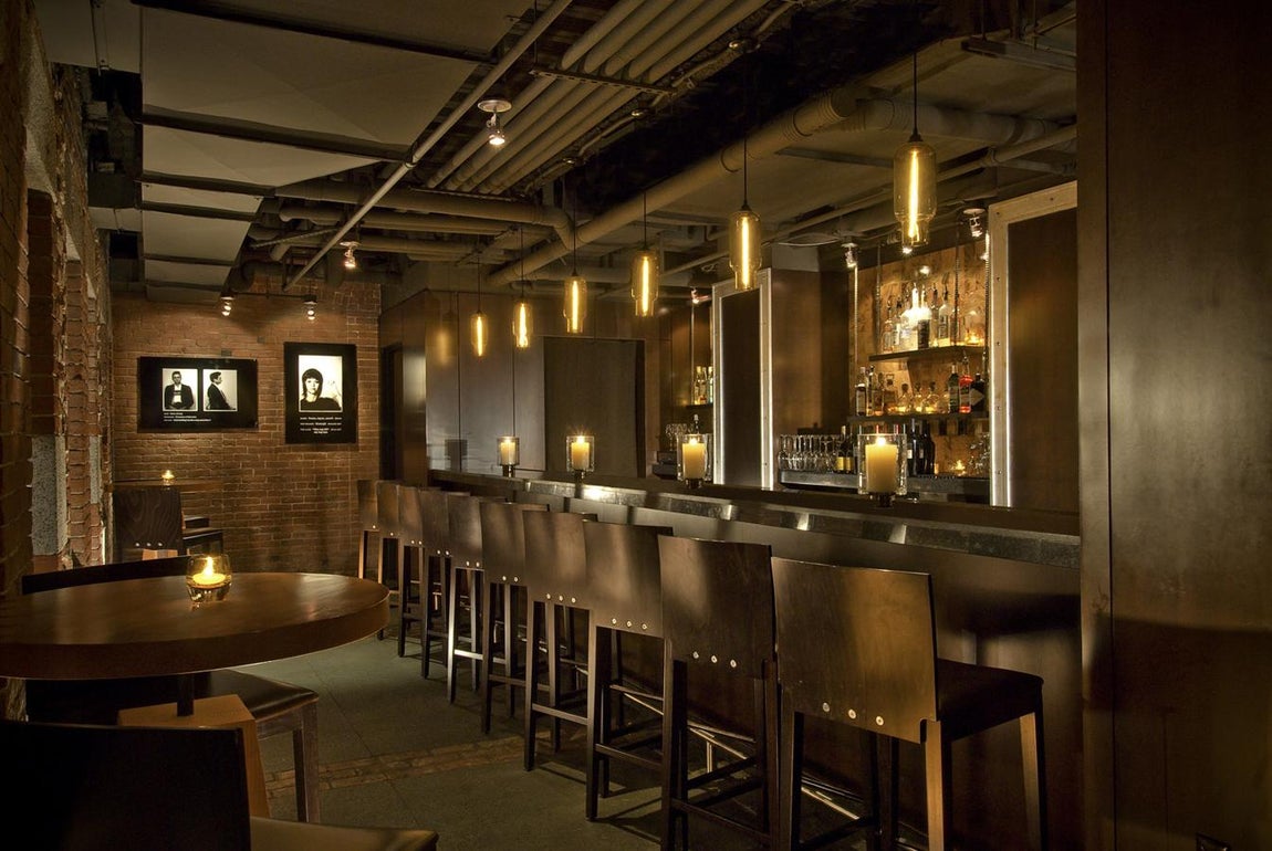 Original. Tanto el suelo de piedra como la pared de ladrillo se conservan de la estructura original. Ocurre en este restaurante como en el lujoso «Clink», donde las cenas más exclusivas se servirán en los habitáculos que en su día fueron celdas