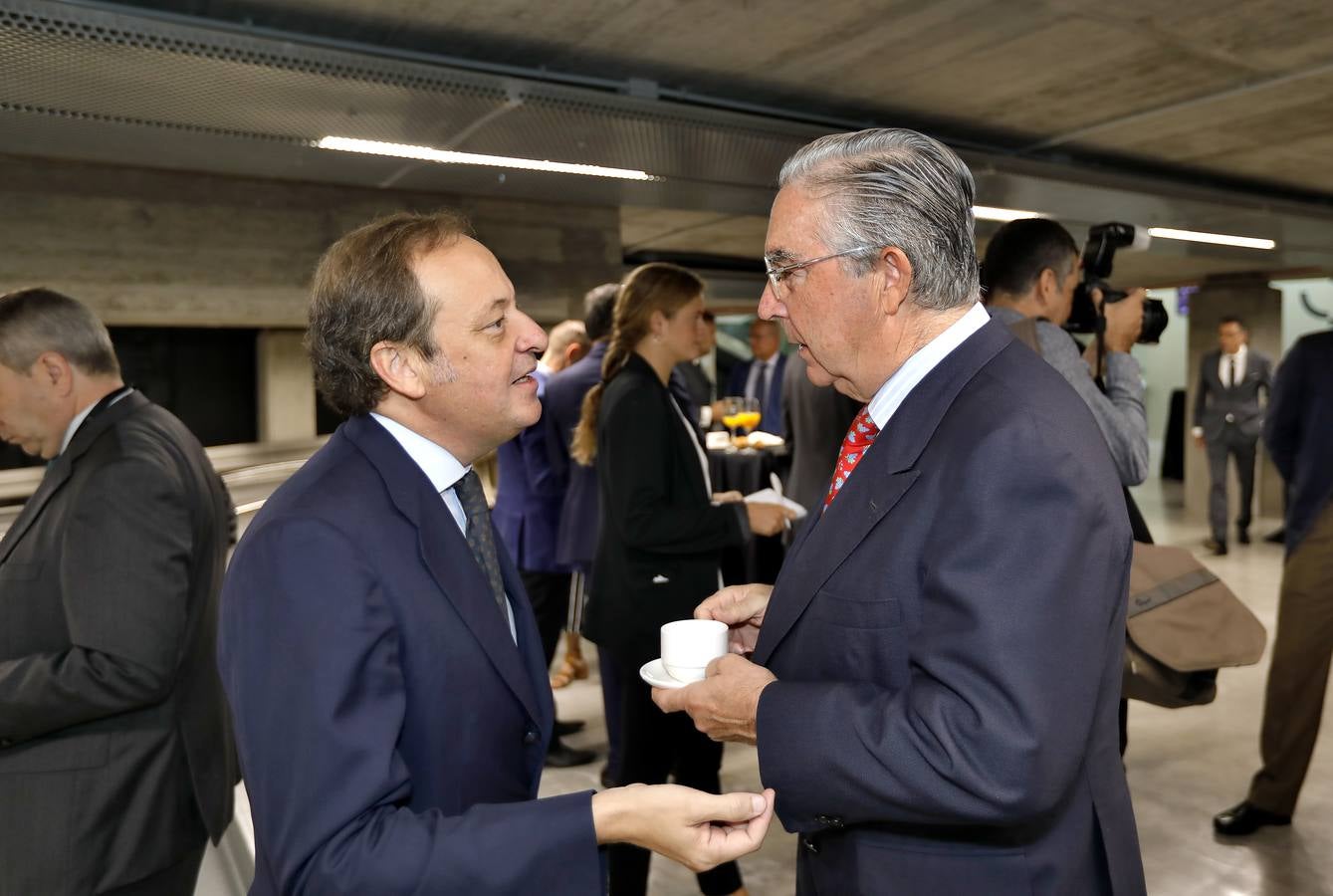 El gerente de ABC Andalucía, Álvaro Rodríguez Guitart, conversando durante una pausa con Enrique Moreno de la Cova