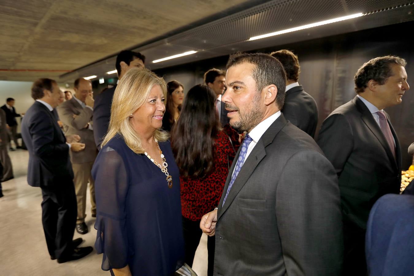 La alcaldesa de Marbella, Ángeles Muñoz, con el director de la edición de Andalucía de ABC, Fernando del Valle