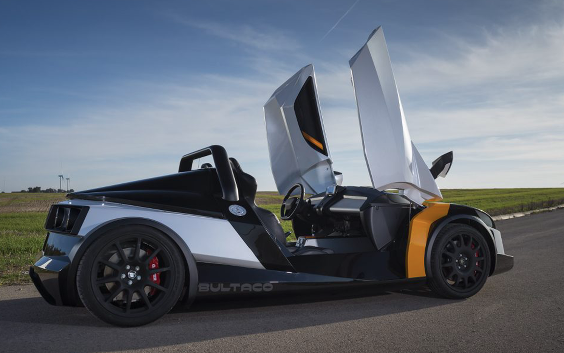 Bultaco Linx. Lo hizo con la presentación del Bultaco Linx, un espectacular deportivo con unas especificaciones bastante curiosas para la puesta de largo: motor 2.0 Turbo TSI, con unos 400 cv para desplazar sus 850 kilos de peso, cambio de marchas secuencial ultra rápido, chasis de aluminio y carrocería en composite