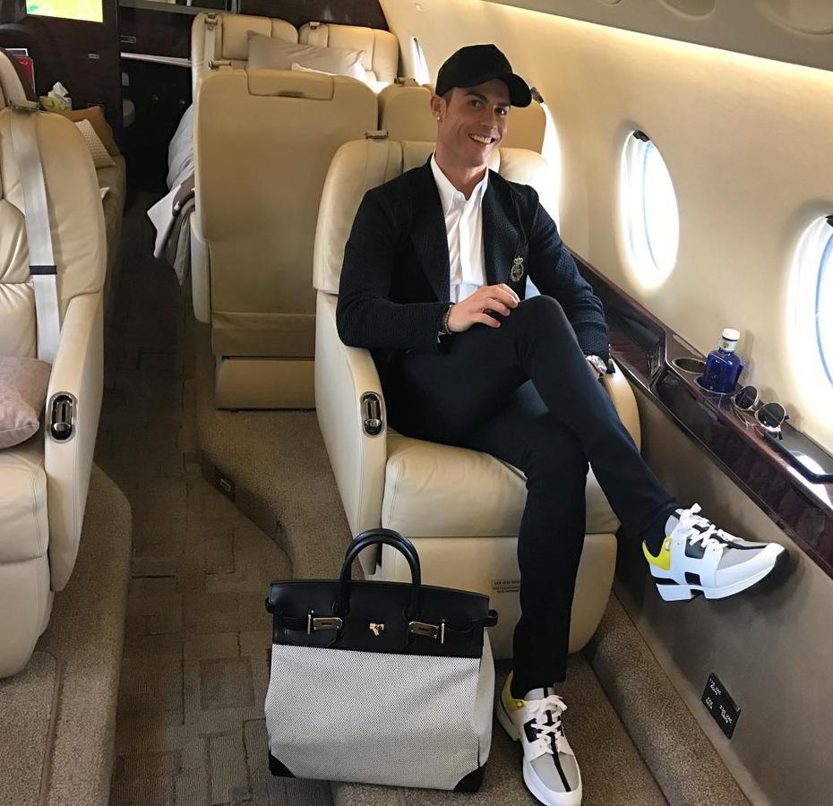 Apasionado de la moda. A los estilismos de CR7 no les falta detalle. Así, para viajar podemos verlo con este bolso modelo Birkin de Hermés valorado en más de 20.000 euros. De la misma firma son también las zapatillas que lleva en la foto, cocretamente el modelo Match Sneakers valorados en 830 euros.