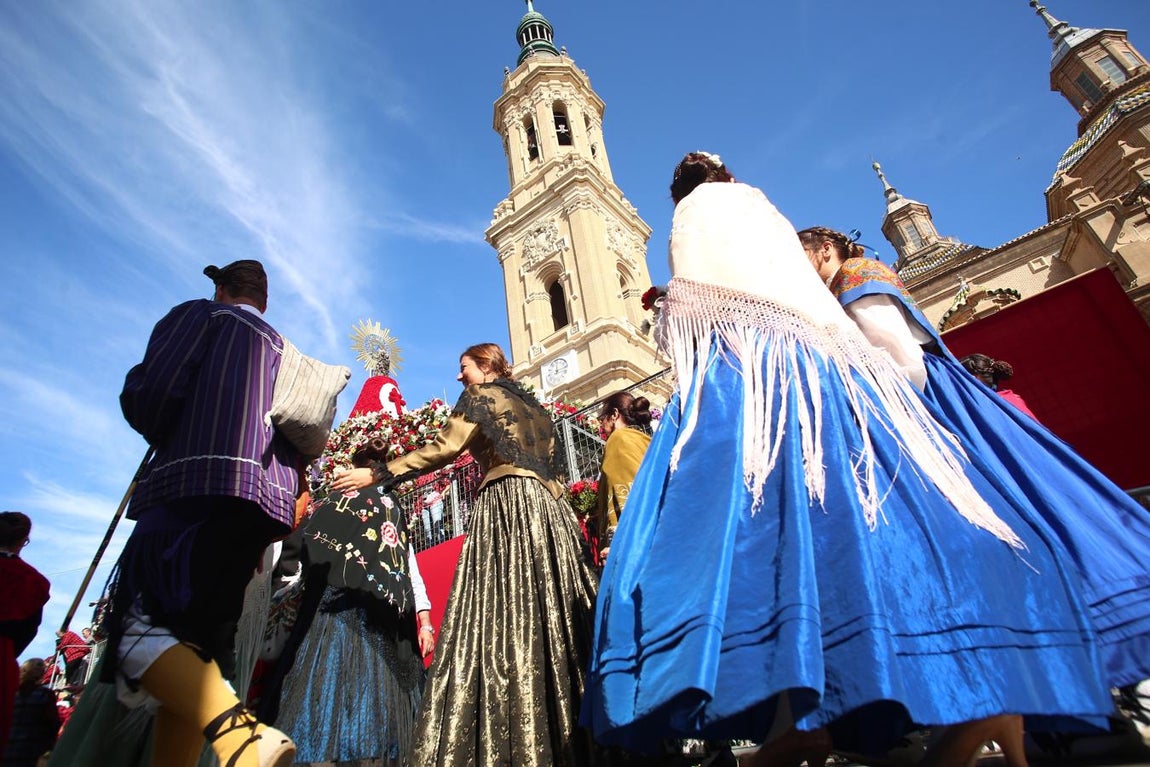 La belleza del traje regional. La Ofrenda constituye también, cada 12 de octubre, una majestuosa exhibición del traje regional, no solo del aragonés, sino también del de otras regiones y países que acuden a rendir tributo ante la Patrona de la Hispanidad