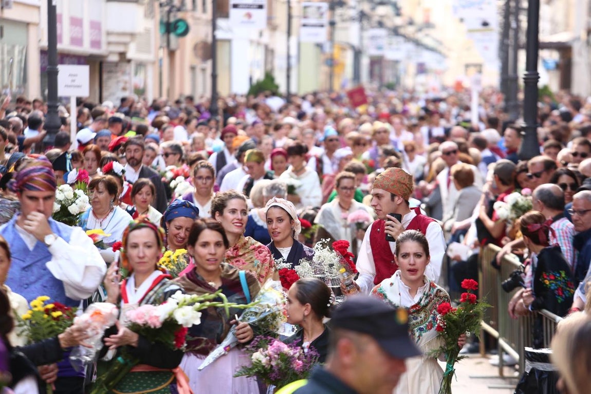 Masiva demostración de fe. Los principales accesos a la Basílica del PIlar, convertidos en un torrente humano hacia los pies de la Virgen del Pilar. La organización, de nuevo, ha sido excepcional y ha conseguido fluidez, orden y vistosidad en todo momento, pese a la desbordante participación