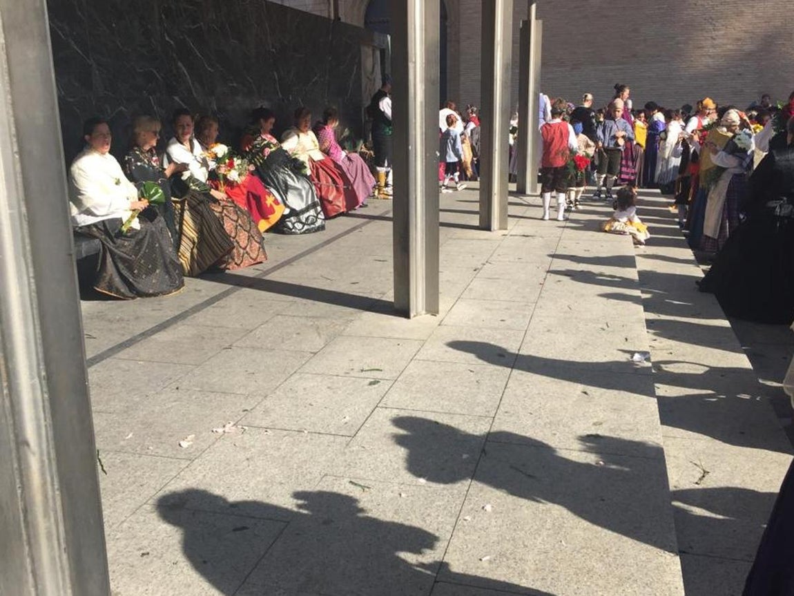 Guardando fuerzas en el recorrido. Oferentes haciendo un alto en el camino, antes de encarar la recta final del largo trayecto que conduce hasta la imagen de la Virgen del Pilar