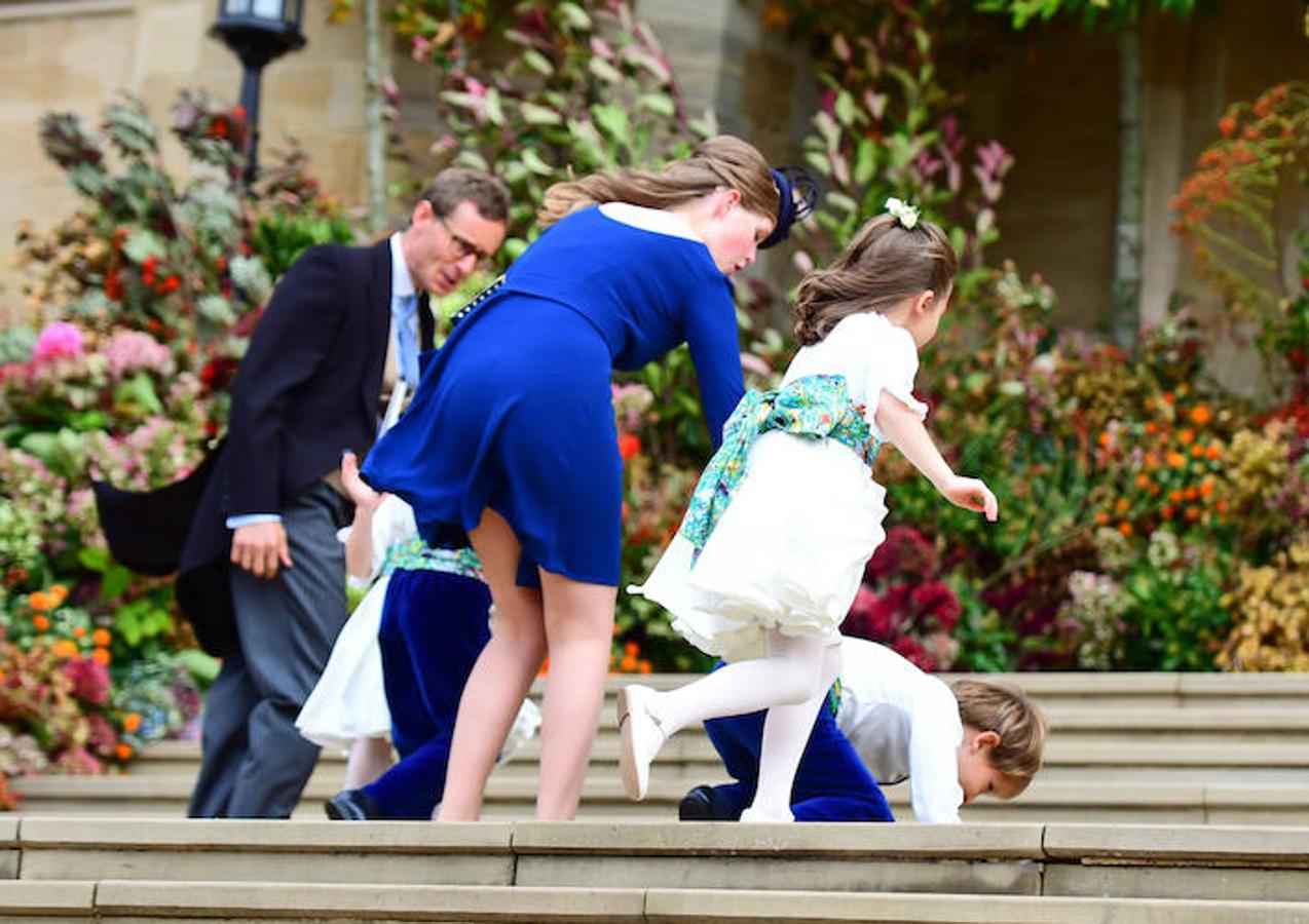 Tocados volando y faldas a lo loco: el viento ridiculiza el desfile de los invitados en la boda de Eugenia de York