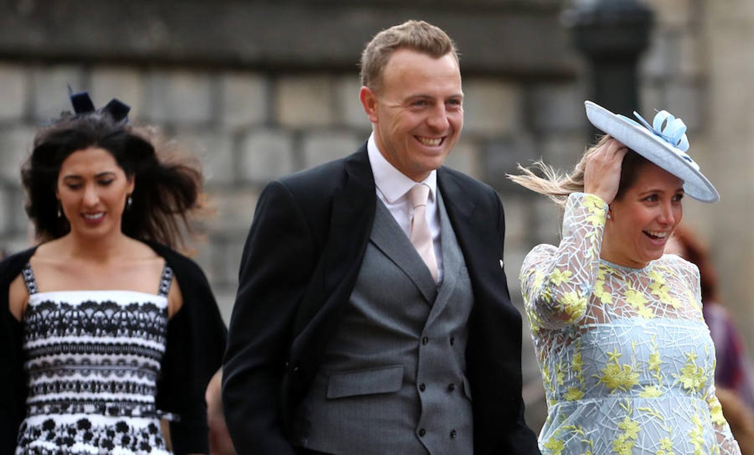 Tocados volando y faldas a lo loco: el viento ridiculiza el desfile de los invitados en la boda de Eugenia de York