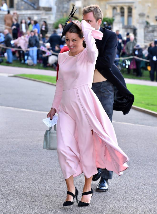 Tocados volando y faldas a lo loco: el viento ridiculiza el desfile de los invitados en la boda de Eugenia de York