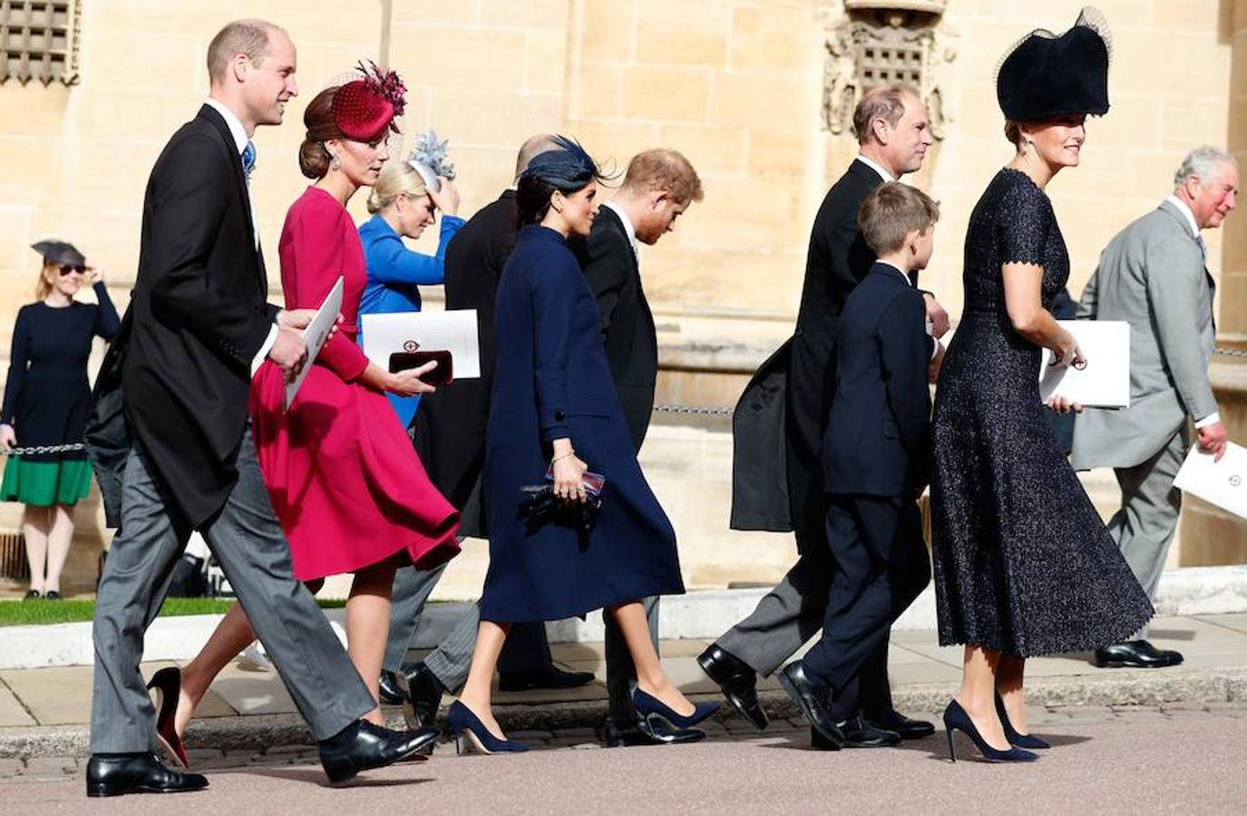 Tocados volando y faldas a lo loco: el viento ridiculiza el desfile de los invitados en la boda de Eugenia de York