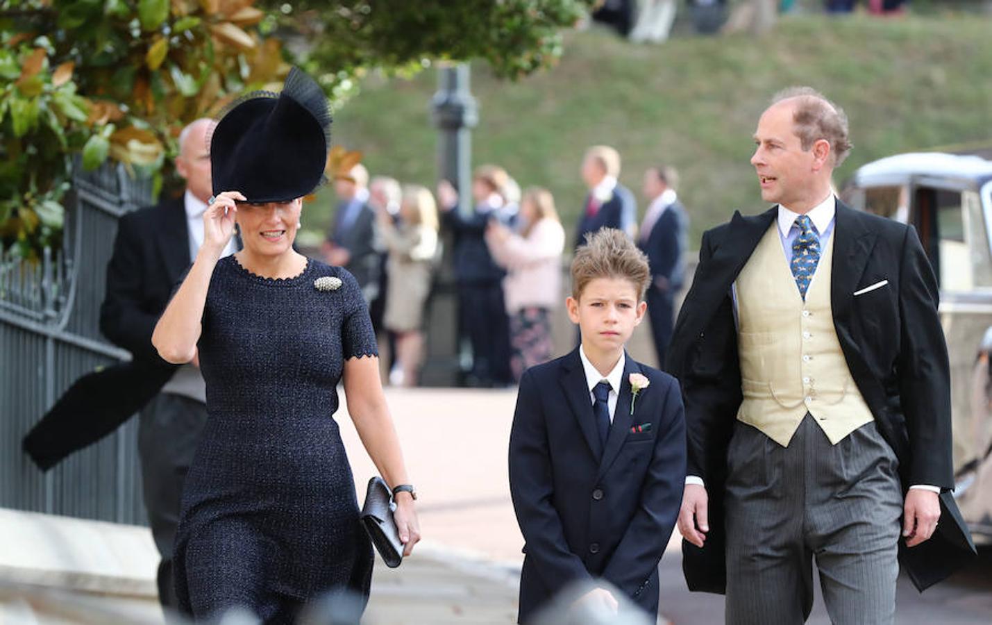 Tocados volando y faldas a lo loco: el viento ridiculiza el desfile de los invitados en la boda de Eugenia de York