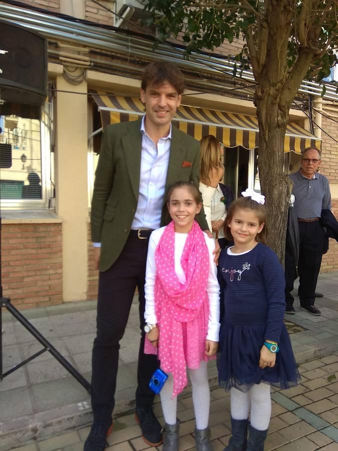 Fernando Morientes con dos seguidoras