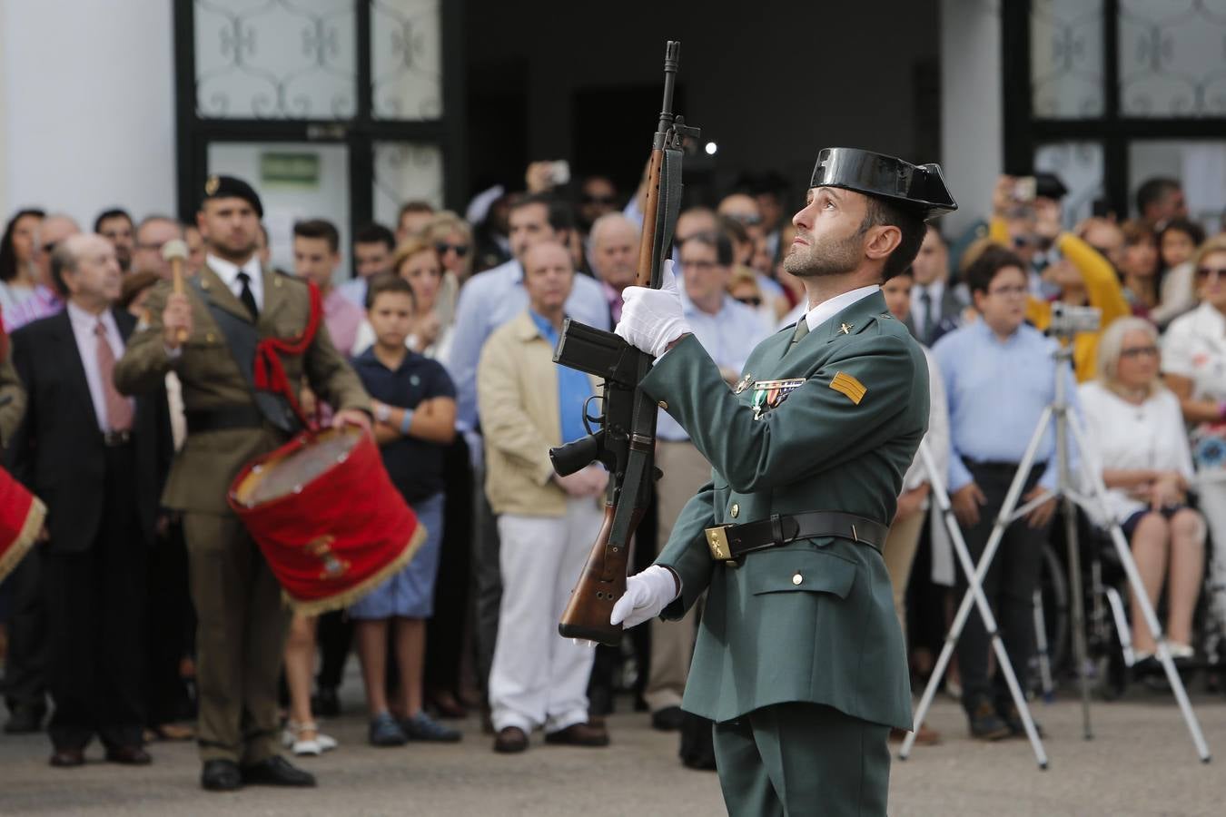 El homenaje a los caídos de la Guardia Civil y el desfile del día de la patrona, en imágenes