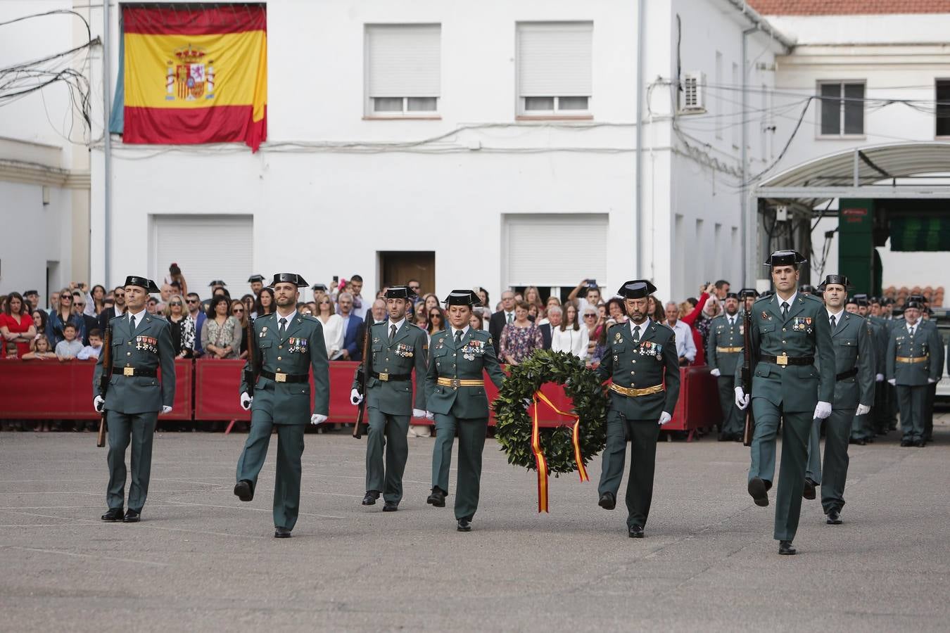 El homenaje a los caídos de la Guardia Civil y el desfile del día de la patrona, en imágenes