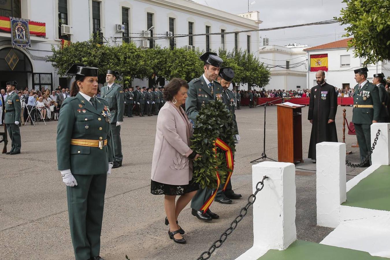 El homenaje a los caídos de la Guardia Civil y el desfile del día de la patrona, en imágenes