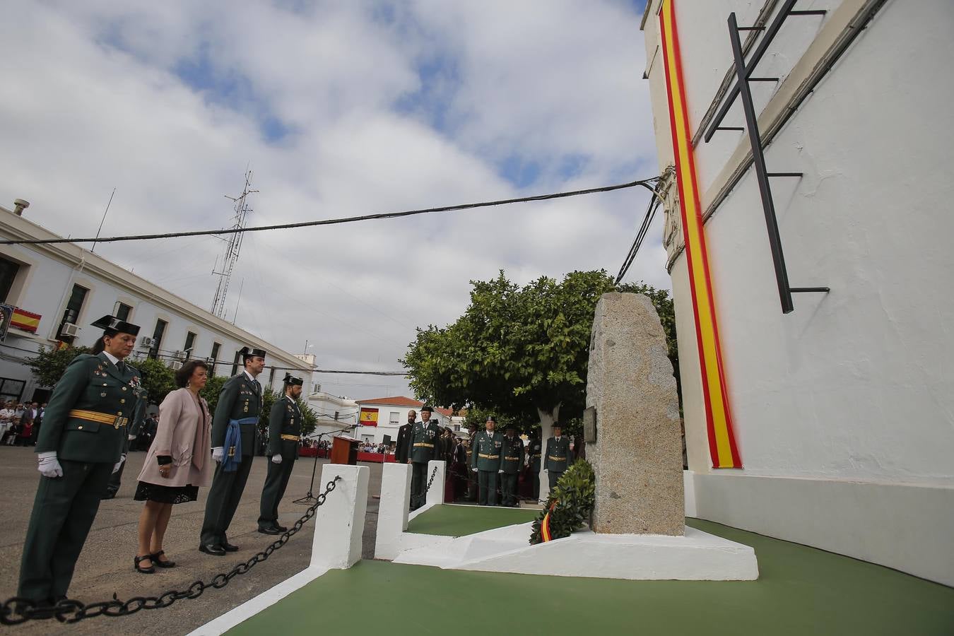 El homenaje a los caídos de la Guardia Civil y el desfile del día de la patrona, en imágenes