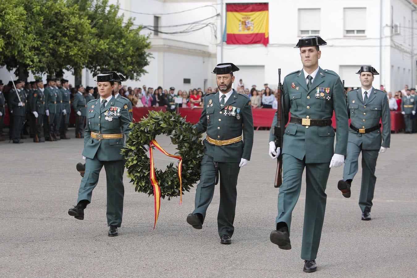 El homenaje a los caídos de la Guardia Civil y el desfile del día de la patrona, en imágenes