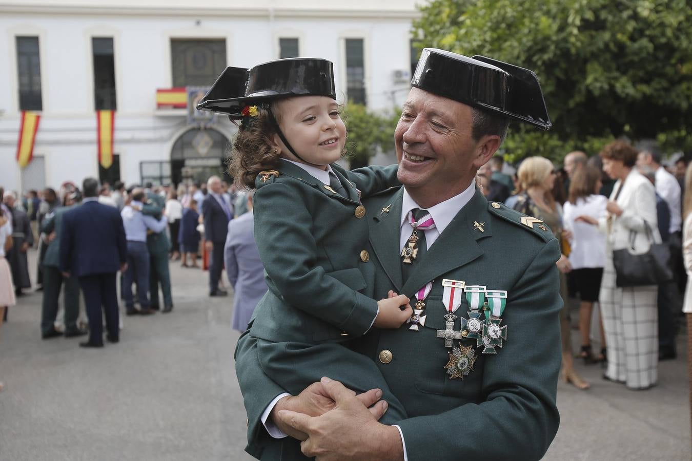 El homenaje a los caídos de la Guardia Civil y el desfile del día de la patrona, en imágenes