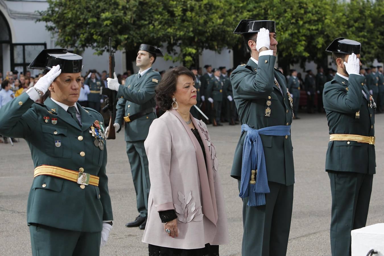 El homenaje a los caídos de la Guardia Civil y el desfile del día de la patrona, en imágenes