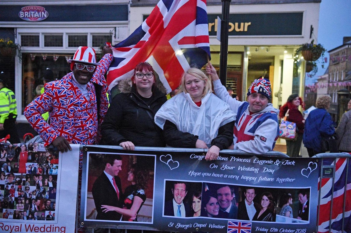 Los primeros curiosos comienzan a inundar las calles de Londres para ser testigos del gran enlace real. 