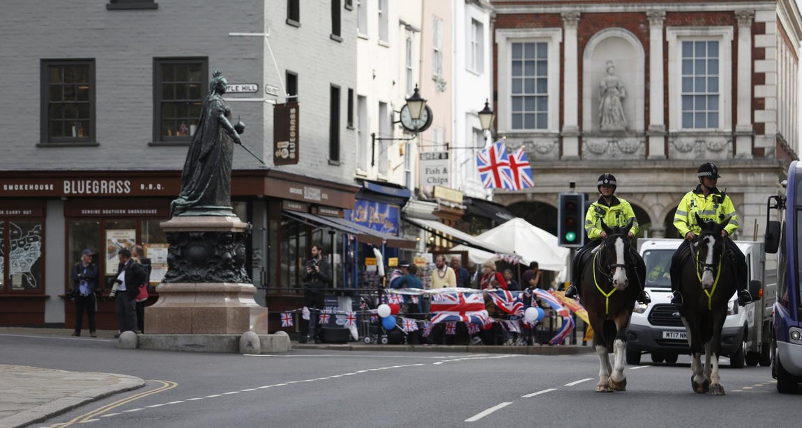 Los primeros curiosos comienzan a inundar las calles de Londres para ser testigos del gran enlace real. 